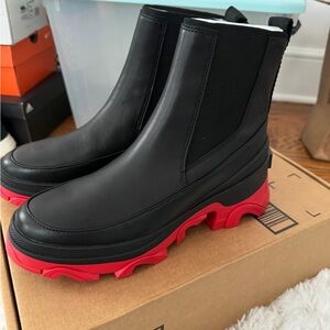 New Sorel rain boots, size 9.5 narrow